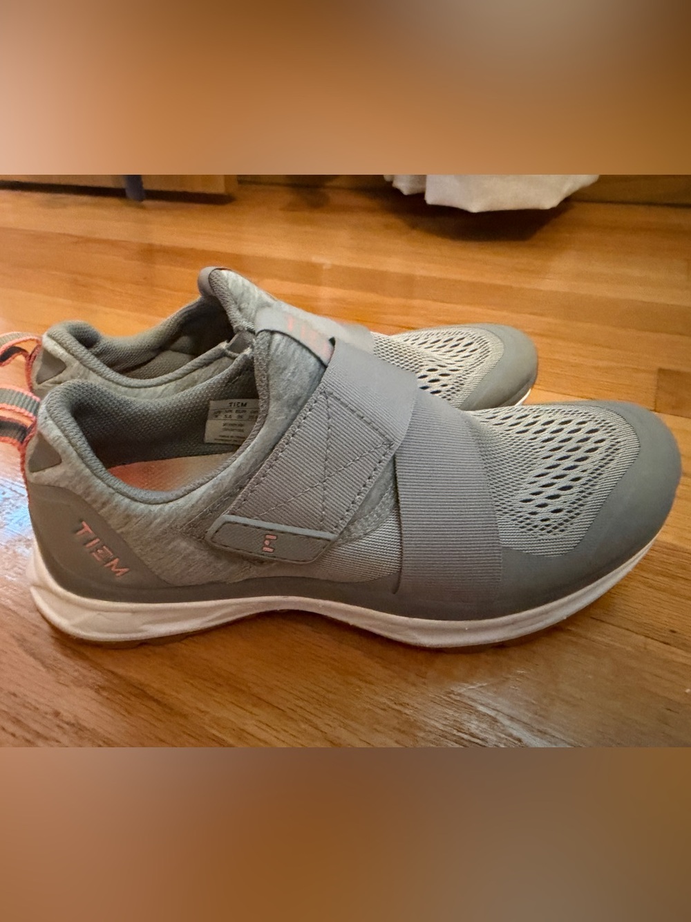 TIEM Women’s Size 8 Gray Cycling / Workout Shoes – Preowned - US 8- clips